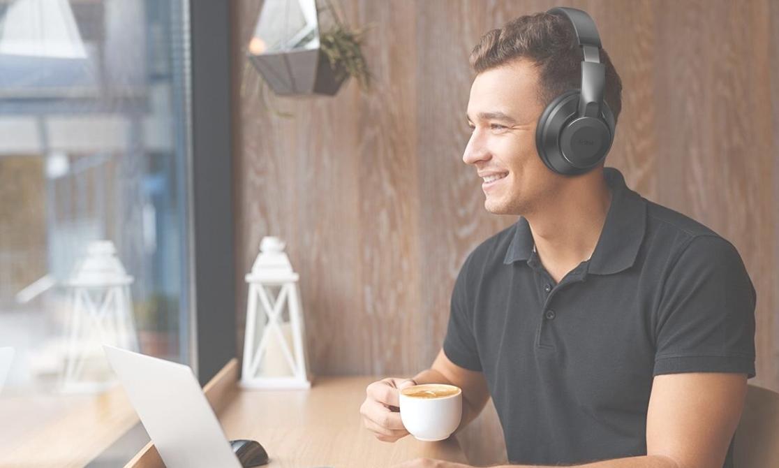 Arbeitsplatz mit Finanzberichten und Notizen