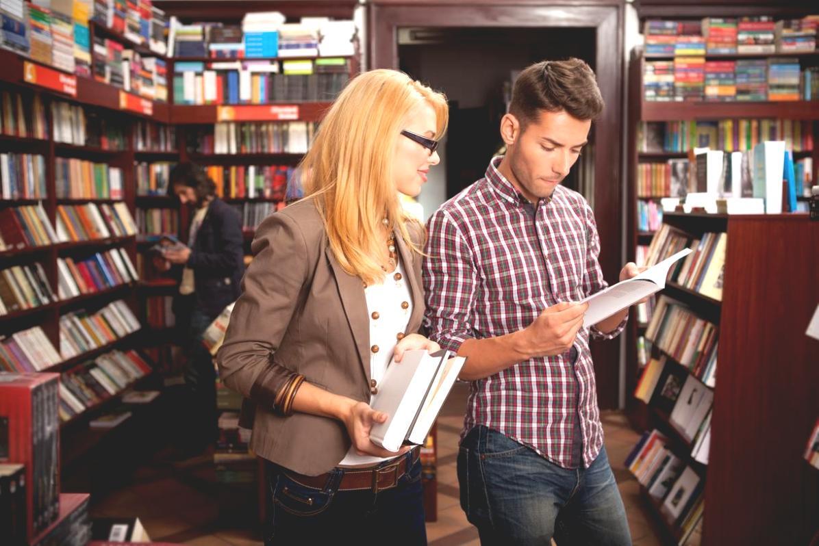 Finanzanalyst arbeitet mit Bilanzdaten und Kennzahlen