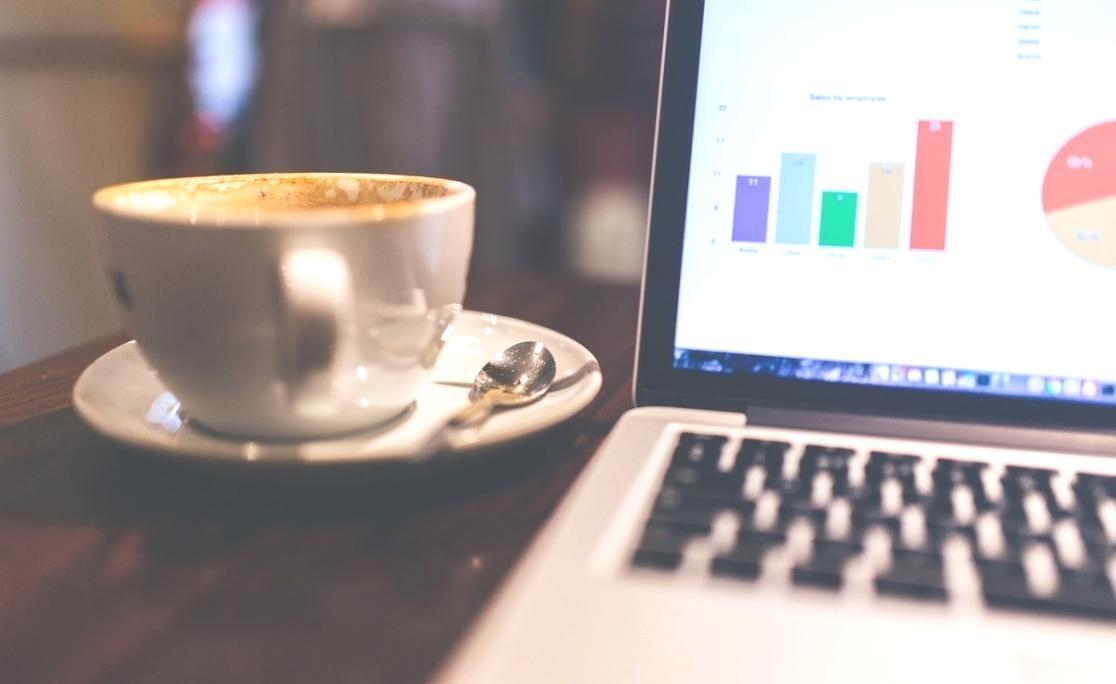 Finanzanalyse Arbeitsumgebung mit Dokumenten und Diagrammen