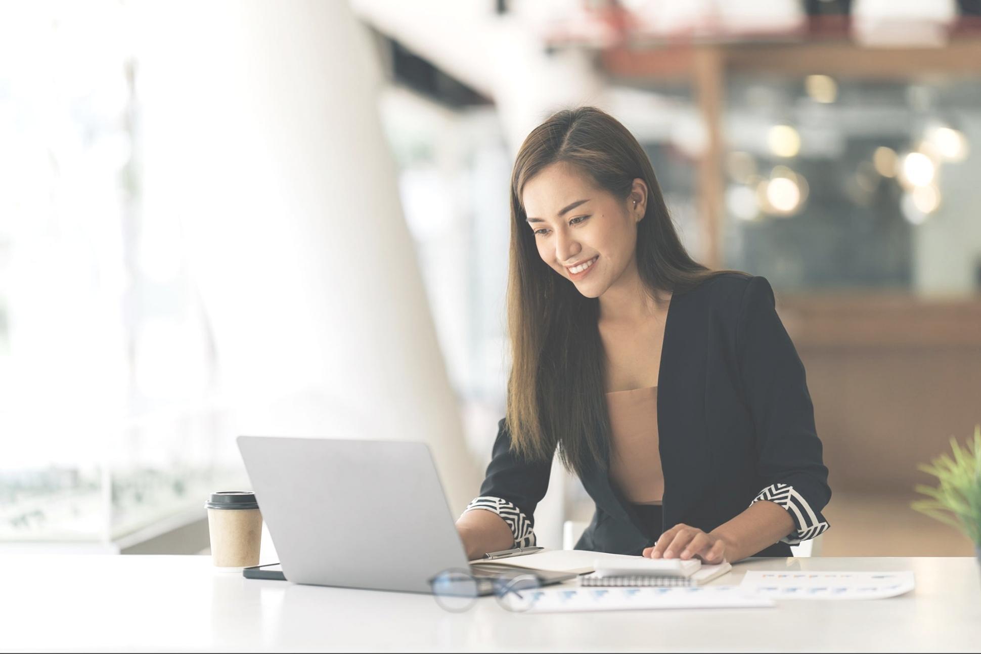 Laptop mit geöffneten Finanzdaten